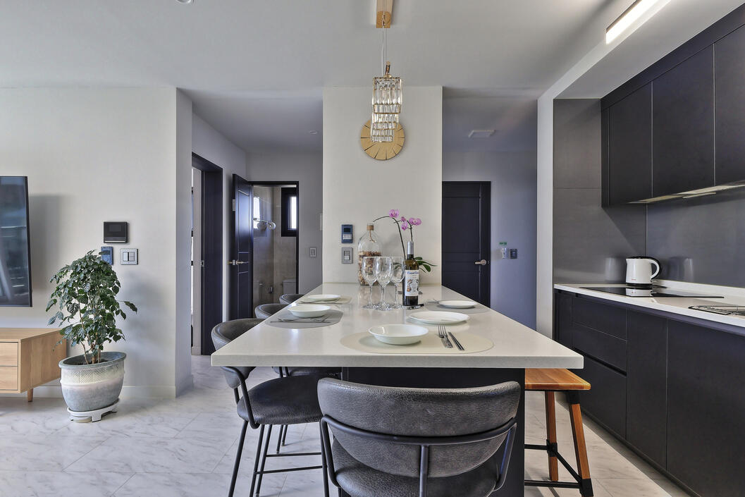 The dining table is large and comfortable. The dining table is large and comfortable.
