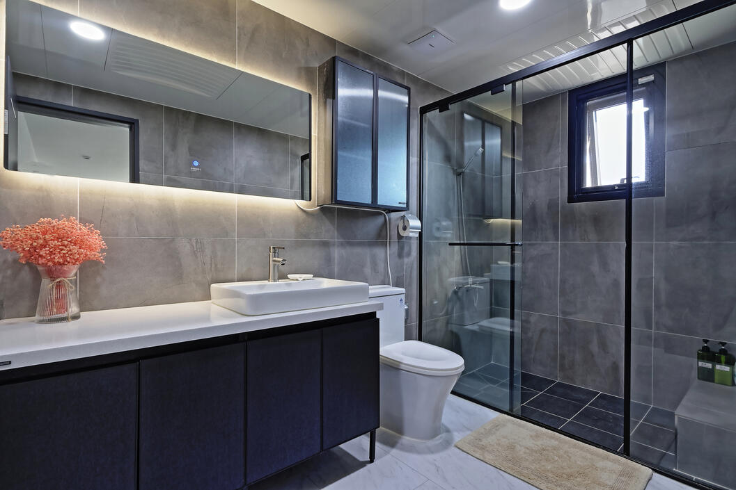 The master bath is very spacious and convenient. The master bath is very spacious and convenient.